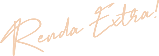 Imagem de uma influenciadora de beleza sorrindo ao lado da box Scarlet aberta, mostrando produtos premium